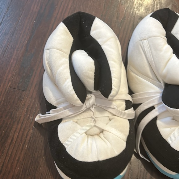 Banned good slippers - Picture 2 of 3